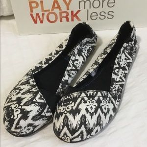 PawPaw casual Flats size 6 Black and White